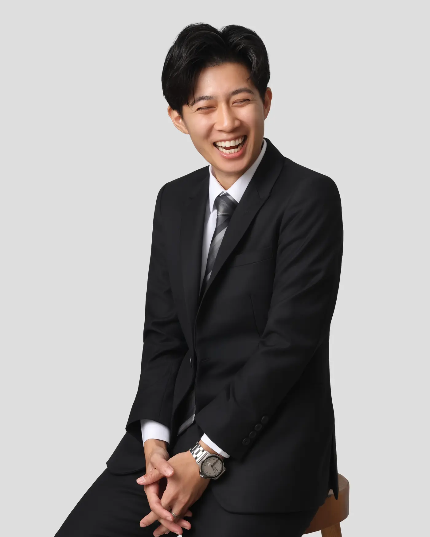 黑色西裝男性自然形象照