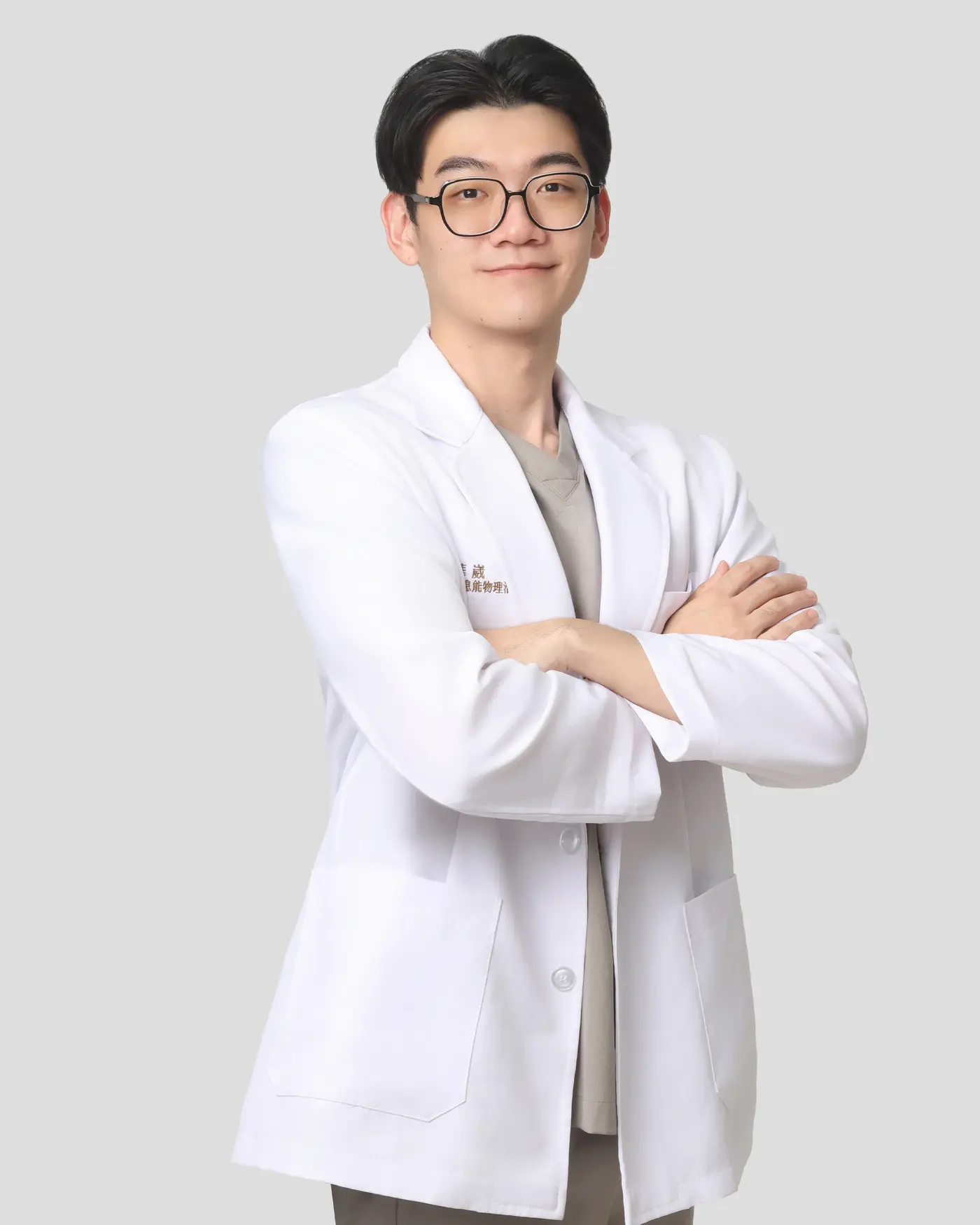 白袍男性醫師專業形象照