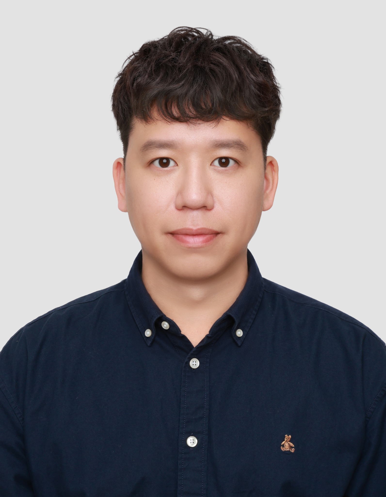 第三組修妝髮完成後的男性證件照