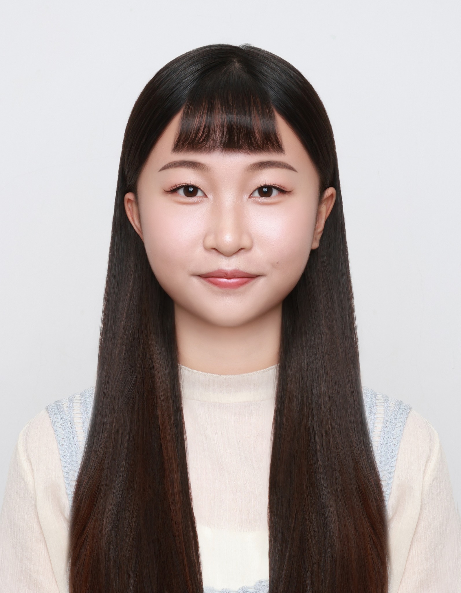 修妝髮完成後的證件照
